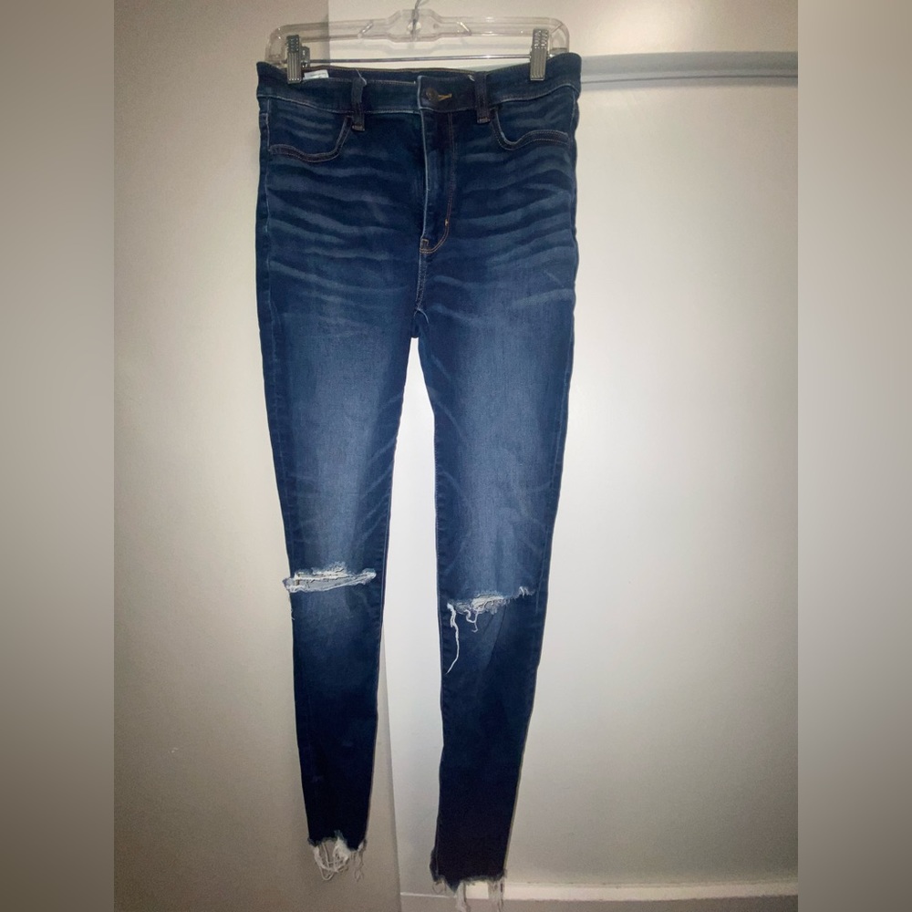 American Eagle (Next Level Stretch) blue distressed skinny jean.